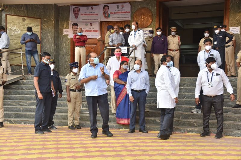 కరోనా వ్యాక్సినేషన్... గాంధీ హాస్పిటల్ వద్ద సీఎస్