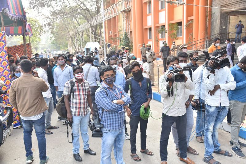 కరోనా వ్యాక్సినేషన్ ప్రారంభం...గాంధీ హాస్పిటల్ వద్ద కోలాహలం