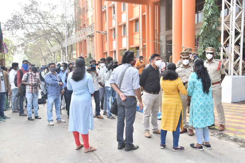 కరోనా వ్యాక్సినేషన్ ప్రారంభం...గాంధీ హాస్పిటల్ వద్ద కోలాహలం
