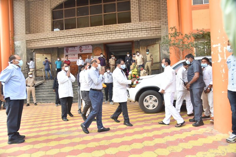 కరోనా వ్యాక్సినేషన్...గాంధీ హాస్పిటల్ కు చేరుకుంటున్న ఈటన