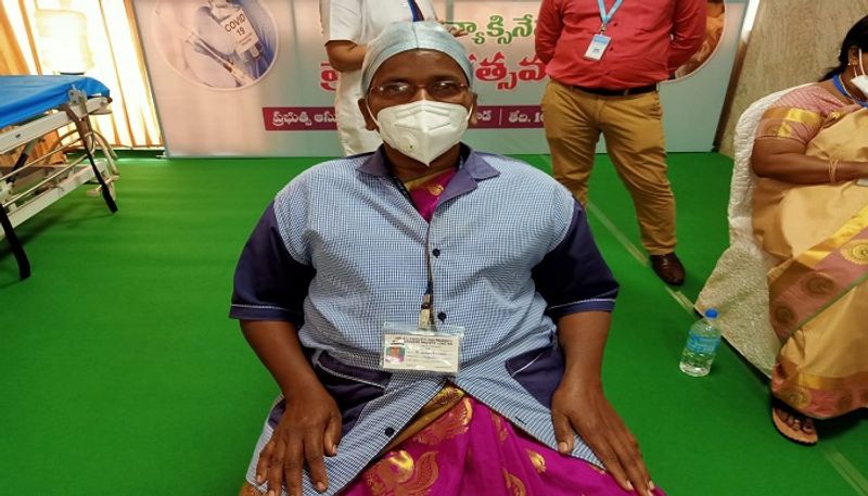 ఆంధ్రప్రదేశ్ రాష్ట్రంలో మొదటి వ్యాక్సిన్ ఆరోగ్య శాఖ స్వీపర్ బి. పుష్పకుమారి వేయించుకున్నారు.