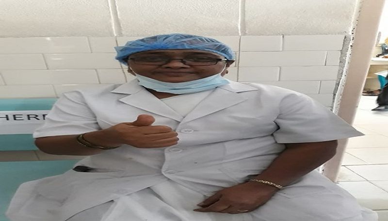 హైదరాబాదులోని వనస్థలిపురం ఏరియా ఆస్పత్రిలో హెడ్ నర్సు మస్తాన్ బీ కోవిడ్ టీకా వేయించుకున్నారు.