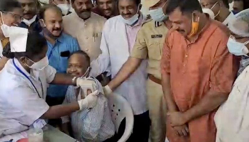 హైదరాబాదులోని ఉస్మానియా జనరల్ ఆస్పత్రిలో మొదటి వాక్సినేషన్ సూపరిండెంట్ డాక్టర్ నరేందర్ తీసుకున్నారు. కార్యక్రమంలో ఎమ్మెల్యే రాజాసింగ్ పాల్గొన్నారు.