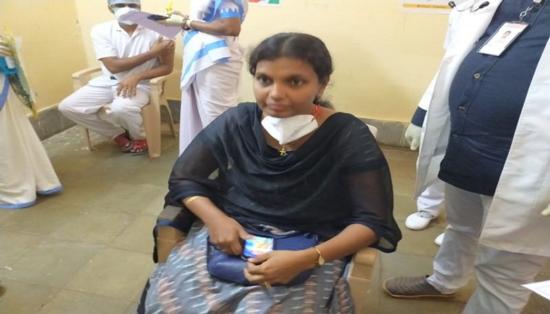 సిద్ధిపేట జిల్లా కేంద్రంలోని ప్రభుత్వ ఆస్పత్రిలో డాక్టర్ సరస్మిత తొలి కరోనా టీకా తీసుకున్నారు.