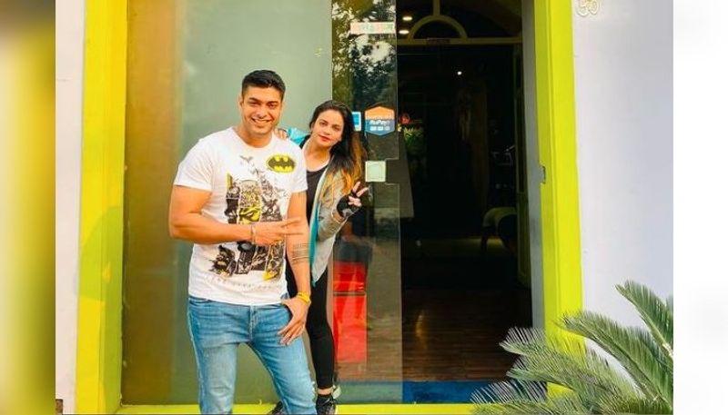 এবার শ্রাবন্তীকে একেবারে নিজের স্মৃতি থেকে ঝেড়ে ফেলেছেন রোশন। তাঁর রিসেন্ট সোশ্যাল মিডিয়া আপডেট দেখে তেমনটাই অনুমান করছে নেটিজেনরা।