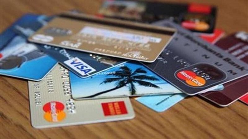 यस बैंक के इस वेलनेस क्रेडिट कार्ड की कीमत 1,999 रुपए है। इसके अलावा टैक्स भी लगेगा। इसमें अलग-अलग खर्चों पर रिवॉर्ड पॉइंट्स मिलेंगे। इसमें फार्मेसी से जुड़े हर 200 रुपए के खर्च पर 20 रिवॉर्ड पॉइंट्स मिलेंगे। (फाइल फोटो)