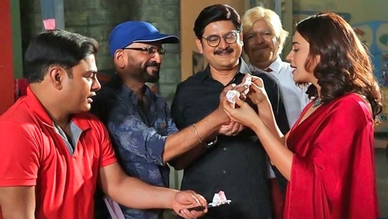 बता दें कि शो में मनमोहन तिवारी हमेशा अनीता भाभी यानी गोरी मेम के पीछे पड़े रहते हैं। तिवारी जी किसी ना किसी बहाने बस गोरी मेम से मिलने की जुगत में लगे दिखते हैं। इस दौरान नेहा पेंडसे ने अपने ऑनस्क्रीन हसबैंड यानी विभूति नारायण मिश्रा (आसिफ शेख) को केक खिलाया। 