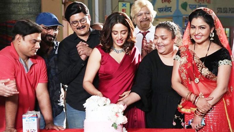 इसके साथ ही एक फोटो में नेहा पेंडसे अपनी को-एक्ट्रेस शुभांगी अत्रे, आसिफ शेख और रोहिताश गौड़ के साथ नजर आ रही हैं। शुभांगी अत्रे शो में अंगूरी भाभी का रोल निभा रही हैं। नेहा ने शार्दुल के साथ अगस्त, 2019 में इंगेजमेंट की थी। 