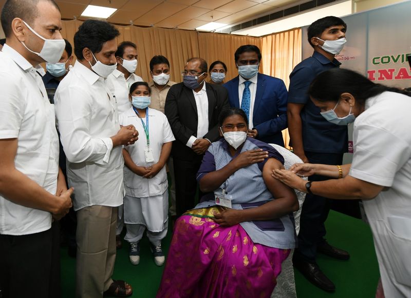 విజయవాడ జిజిహెచ్ లో కరోనా వ్యాక్సినేషన్ ను ప్రారంభించిన సీఎం జగన్