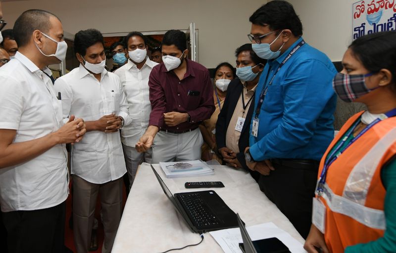 విజయవాడ జిజిహెచ్ లో కరోనా వ్యాక్సినేషన్ ను ప్రారంభించిన సీఎం జగన్