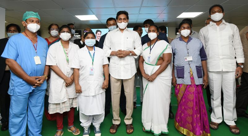 విజయవాడ జిజిహెచ్ లో కరోనా వ్యాక్సినేషన్ ను ప్రారంభించిన సీఎం జగన్