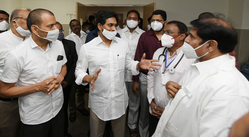 విజయవాడ జిజిహెచ్ లో కరోనా వ్యాక్సినేషన్ ను ప్రారంభించిన సీఎం జగన్