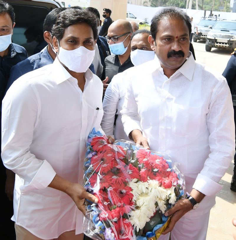 విజయవాడ జిజిహెచ్ లో కరోనా వ్యాక్సినేషన్ ను ప్రారంభించిన సీఎం జగన్