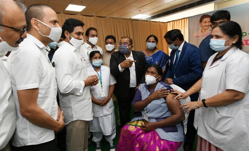 విజయవాడ జిజిహెచ్ లో కరోనా వ్యాక్సినేషన్ ను ప్రారంభించిన సీఎం జగన్