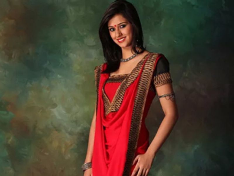She looked quite charming in a red chiffon saree with a golden border which she paired with some silver junk jewellery and a red bindi. To round off her look, she put on some kajal and painted her lips red.