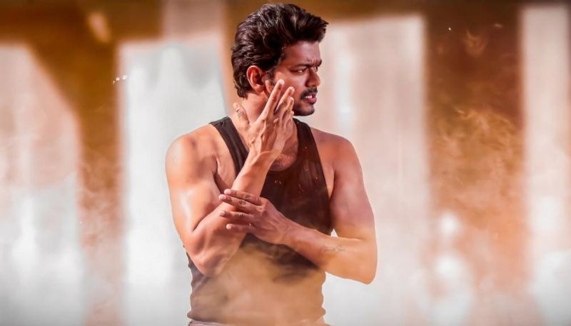 குறிப்பாக, கடந்த வெள்ளி சனி ஞாயிறு ஆகிய மூன்று நாட்களில் மட்டும் 28 மில்லியன் பார்வையாளர்கள் உலகம் முழுவதும் மாஸ்டர் படத்தை ஓடிடி தளத்தில் பார்த்து அதிரவைத்துள்ளார். இது 'மாஸ்டர்' படைத்த புதிய சாதனையாகவே பார்க்கப்படுகிறது. 