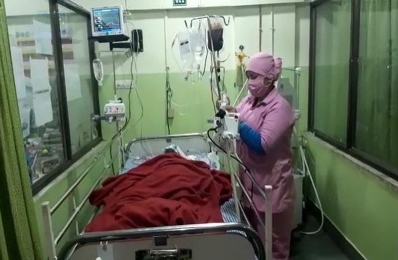 माधव नगर थाने के प्रभारी संजय दुबे के मुताबिक आरोपी विनोद को हिरासत में ले लिया, जिससे घटना के संबंध में पूछताछ कर रही है।
