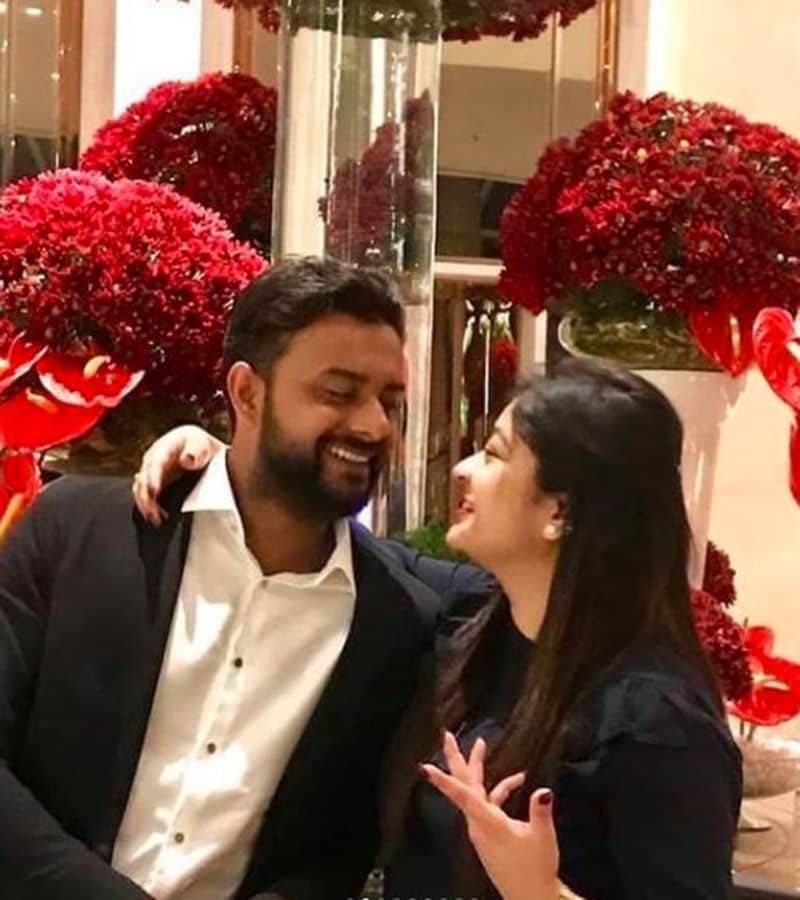 নভেম্বর মাসেই দশ বছরের বেশি সম্পন্ন হয়েছে তাঁদের সম্পর্কের। দীর্ঘ দিনের সম্পর্কে বিয়ের রূপ দিয়ে এখন তাঁর নেটদুনিয়ার সেনসেশন।