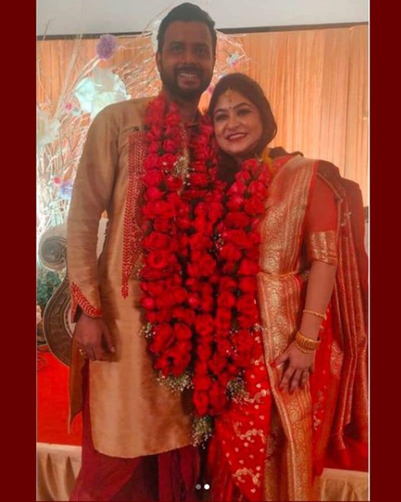 একেবারে ঘরোয়াভাবেই অয়োজিত হয়েছিল বিয়ের নানা অনুষ্ঠান। ঘিয়ে রঙের পাঞ্জাবীতে ইন্দ্রাশিস, লাল টুকটুকে বেনারসীতে সৌরভি।