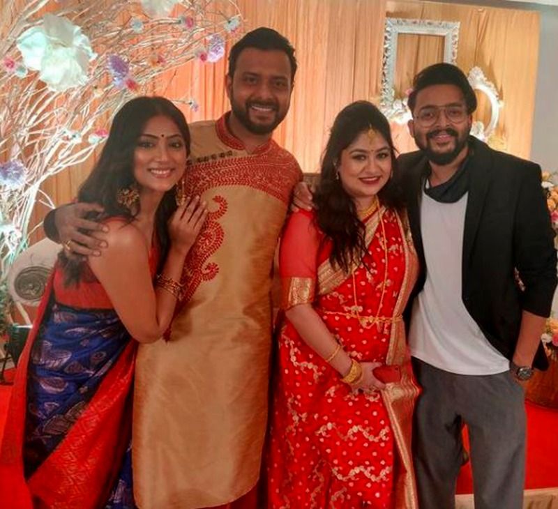 টলিউডের নানা তারকারা হাজির হয়েছিলেন সেই ঘরোয়া অনুষ্ঠানে। অনিন্দিতা বসু এবং তাঁর প্রেমিক সৌরভ দাসকে দেখা গেল নবদম্পতির সঙ্গে ছবি তুলতে।