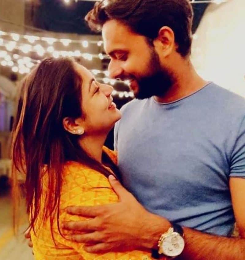 লংটাইম গার্লফ্রেন্ড সৌরভি তরফদারের সঙ্গে গাঁটছড়া বাঁধলেন ইন্দ্রাশিস। ইতিমধ্যেই ভাইরাল হয়ে গিয়েছে বিয়ের ছবি।