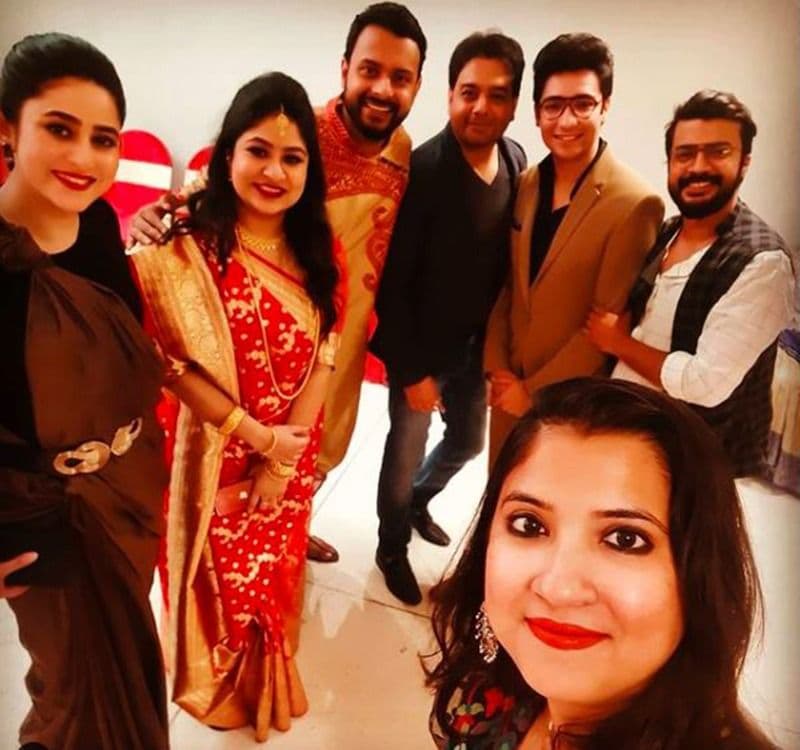 অন্যদিকে ঋদ্ধিমা এবং গৌরব চক্রবর্তীও সৌরভি এবং ইন্দ্রাশিসের সঙ্গে ফ্রেম শেয়ার করেছেন।