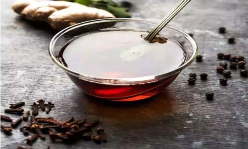 Black Pepper Tea: Black pepper tea provides relief from common cold and helps to alleviate chest congestion. It is antibacterial in nature and given that this spice is rich in Vitamin C, it also works as a good antibiotic.
