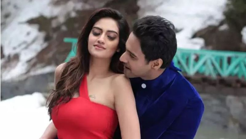 <p><br />
তৃণমূল বনাম গেরুয়া শিবিরের যুযুধান লড়াই যেন ভালবাসার কাছে হার মেনেছে। ভোটপ্রচারের সারাদিনের ব্যস্ততার পর কাছের মানুষ যশের সঙ্গে ডিনার ডেটে গেলেন নুসরত। </p>