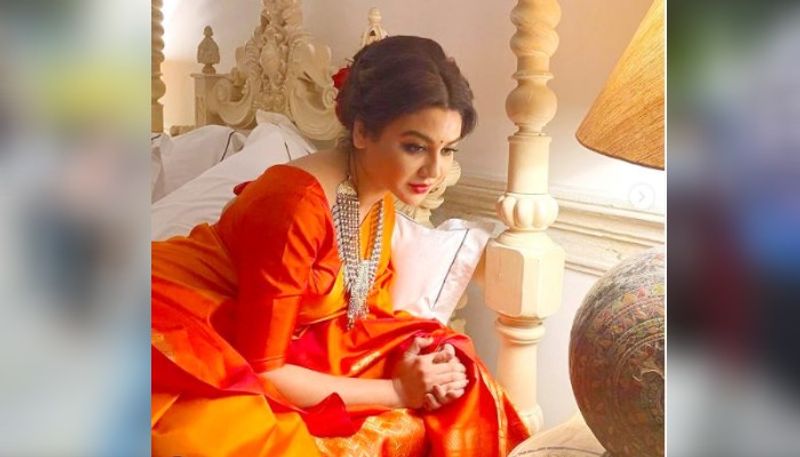 অভিনেত্রীর ছবিতে যেমন প্রশংসা ভরিয়ে দিয়েছেন নেটিজেনরা পাশাপাশি ট্রোল করতেও ছাড়ে না। তবে নিন্দুকদের ট্রোলের জবাব অনুরাগীরাই দিয়ে দেন।