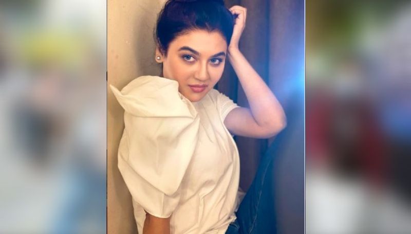 <p>জয়ার এই রূপে মুগ্ধ না হয়ে থাকা যায় না। শাড়ি ছাড়া সাদা টিশার্ট এবং জিনসেও দেখা গিয়েছে তাঁকে। </p>