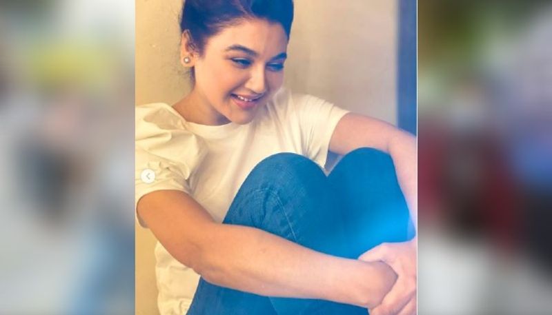 <p><br />
নিমেষের মধ্যে ভলবদল। এই ডুয়্যালটি নিয়ে জয়া একে একে আট থেকে আশিকে মন্ত্রমুগ্ধ করছেন নিজের সৌন্দর্যে। </p>