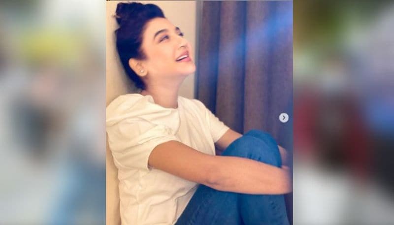 <p>নতুন বছর মানেই, তাঁর নিত্যনতুন আপডেটের অপেক্ষায় বসে থাকে অনুরাগীরা। কীভাবে নতুন বছর কাটালেন, কী বা করছেন তিনি। </p>