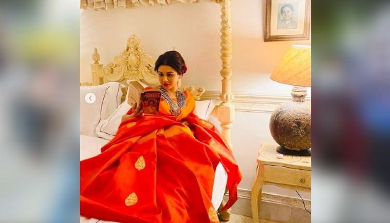 <p>শয্যায় শুয়ে পোস্ট করেছেন একাধিক ছবি। ক্যাপশনে লিখেছেন, "সুন্দর, তুমি এসেছিলে আজ প্রাতে অরুণ-বরণ পারিজাত লয়ে হাতে।"</p>