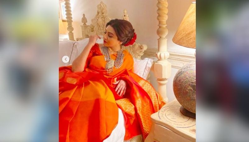 <p>নতুন বছরে একের পর এক চমক নিয়ে হাজির হচ্ছেন জয়া। কমলা রঙের সিল্কের শাড়ি পরে জয়া। </p>