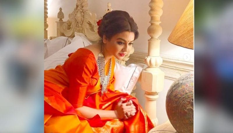 <p>"নিদ্রিত পুরী, পথিক ছিল না পথে, একা চলি গেলে তোমার সোনার রথে, বারেক থামিয়া মোর বাতায়নপানে চেয়েছিলে তব করুণ নয়নপাতে। সুন্দর, তুমি এসেছিলে আজ প্রাতে।"</p>