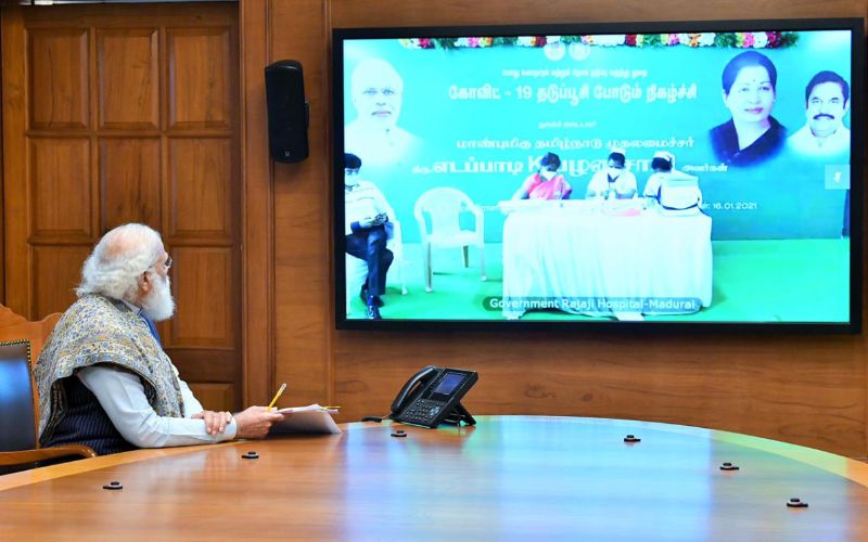 টিক নেওয়ার পর কোনও শারীরিক সমস্যা হচ্ছে কিনা তা এক অভিভাবকের মতই নজরে রাখেন প্রধানমন্ত্রী। মোদীর ভূমিকায় খুশি সকলেই।