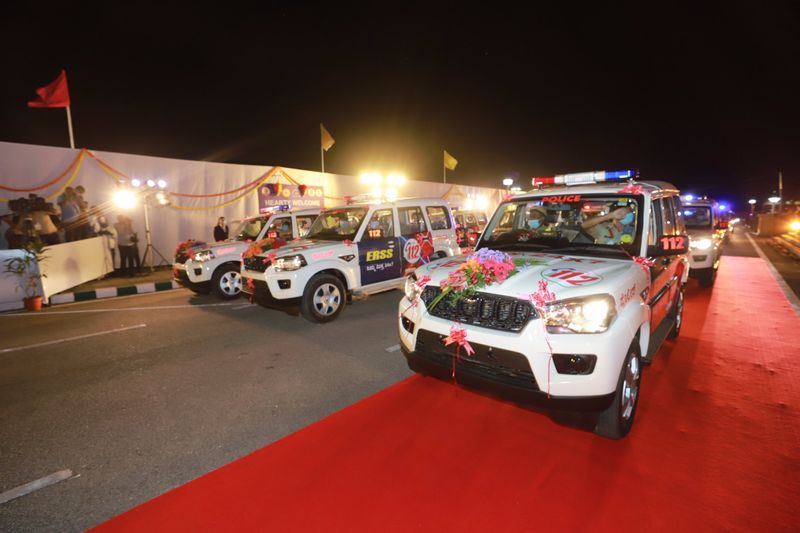 ಸಂತ್ರಸ್ತರ ನೋವಿಗೆ ಸ್ಪಂದಿಸಲು ವಾಹನಗಳನ್ನು ಹೆಚ್ಚಿಸುವಂತೆ ಸರ್ಕಾರ ಪ್ರಸ್ತಾವನೆ ಸಲ್ಲಿಸಲಾಗಿತ್ತು. ಇಂದು ತುರ್ತು ಸ್ಪಂದನಾ ವಿಭಾಗದಲ್ಲಿ ಹೊಸದಾಗಿ ಕಾರ್ಯಾಚರಣೆ ಆರಂಭಿಸಲಿರುವ 150 ವಾಹನಗಳಿಗೆ ಕೇಂದ್ರ ಗೃಹ ಸಚಿವರು ಹಸಿರು ನಿಶಾನೆ ತೋರಿಸಿದ್ದಾರೆ. ಒಟ್ಟಾರೆ ರಾಜ್ಯದಲ್ಲಿ 734 ಇಆರ್ಎಸ್ಎಸ್ ವಾಹನಗಳು 365 ದಿನಗಳು 24*7 ಗಂಟೆ ಕಾರ್ಯ ನಿರ್ವಹಿಸುತ್ತಿವೆ ಎಂದು ಪ್ರವೀಣ್ಸೂದ್ ಹೇಳಿದರು.