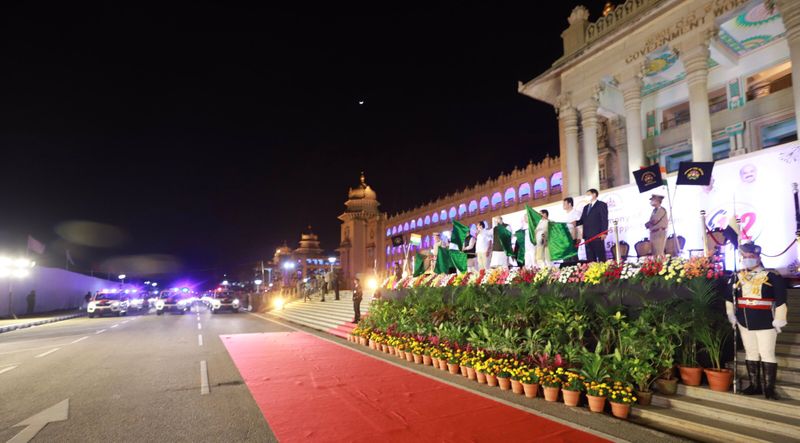 ಮುಖ್ಯಮಂತ್ರಿ ಬಿ.ಎಸ್. ಯಡಿಯೂರಪ್ಪ, ಕೇಂದ್ರ ರಾಸಾಯನಿಕ ಮತ್ತು ರಸಗೊಬ್ಬರ ಸಚಿವ ಡಿ.ವಿ. ಸದಾನಂದಗೌಡ, ಕೇಂದ್ರ ಸಂಸದೀಯ ವ್ಯವಹಾರಗಳ ಸಚಿವ ಪ್ರಹ್ಲಾದ್ ಜೋಶಿ, ಉಪ ಮುಖ್ಯಮಂತ್ರಿಗಳಾದ ಗೋವಿಂದ ಕಾರಜೋಳ, ಡಾ.ಸಿ.ಎನ್.ಅಶ್ವತ್ಥನಾರಾಯಣ, ರಾಜ್ಯ ಗೃಹ ಸಚಿವ ಬಸವರಾಜ ಬೊಮ್ಮಾಯಿ, ರಾಜ್ಯ ಸರ್ಕಾರದ ಮುಖ್ಯ ಕಾರ್ಯದರ್ಶಿ ರವಿಕುಮಾರ್, ಅಪರ ಮುಖ್ಯ ಕಾರ್ಯದರ್ಶಿ ರಜನೀಶ್ ಗೋಯೆಲ್ ಸೇರಿದಂತೆ ಪೊಲೀಸ್ ಇಲಾಖೆ ಅಧಿಕಾರಿಗಳು ಉಪಸ್ಥಿತರಿದ್ದರು.