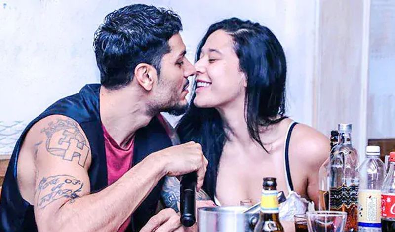 लेटेस्ट फोटो में कृष्णा अपने ब्वॉयफ्रेंड को गालों पर kiss करती नजर आई थीं और Nusret सेल्फी लेते दिख रहे थे। इस पर एबन हायम्स ने लिखा, 'तुम बहुत जल्दी मूव ऑन हो गईं।'