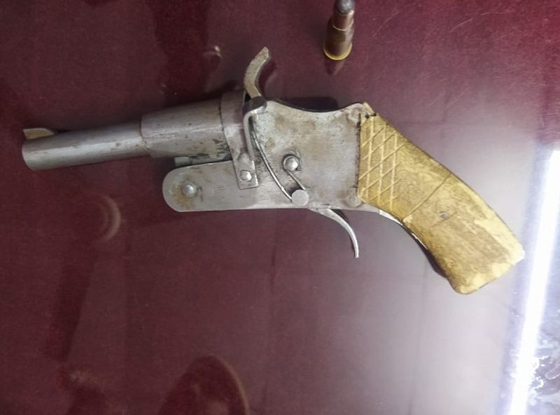थाने में लड़की के भाई ने रोते हुए पुलिस के सामने सारी बात बताई, जिसके बाद विनय के पास से कट्टा भी बरामद किया गया। जिसके बाद आरोपी को जेल भेज दिया।