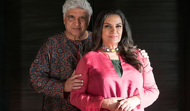 एक इंटरव्यू में अपने रिश्ते पर बात करते हुए हनी ईरानी ने कहा था कि 'एक बार ताश खेलते हुए जावेद हार रहे थे। उन्होंने जावेद से कहा था लाओ वो तुम्हारे लिए कार्ड निकालती हैं। तब जावेद ने कहा था अगर पत्ता अच्छा निकाला तो वो उनसे शादी कर लेंगे।' 