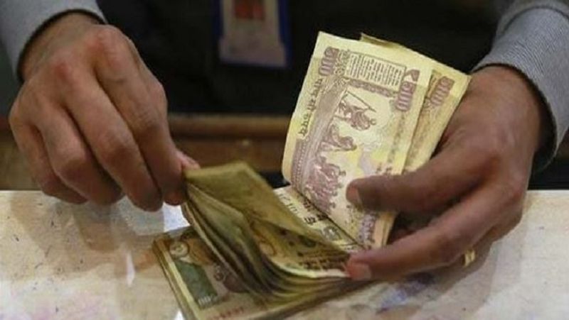 अगर किसी ने 5 साल के लिए फिक्स्ड डिपॉजिट स्कीम के तहत 1 लाख रुपए जमा किए हैं, तो 5 साल में ब्याज दर 7 फीसदी मिलेगी। वहीं, 1 साल के बाद फिक्स्ड डिपॉजिट तोड़ने पर 1 फीसदी पेनल्टी लगेगी। (फाइल फोटो)