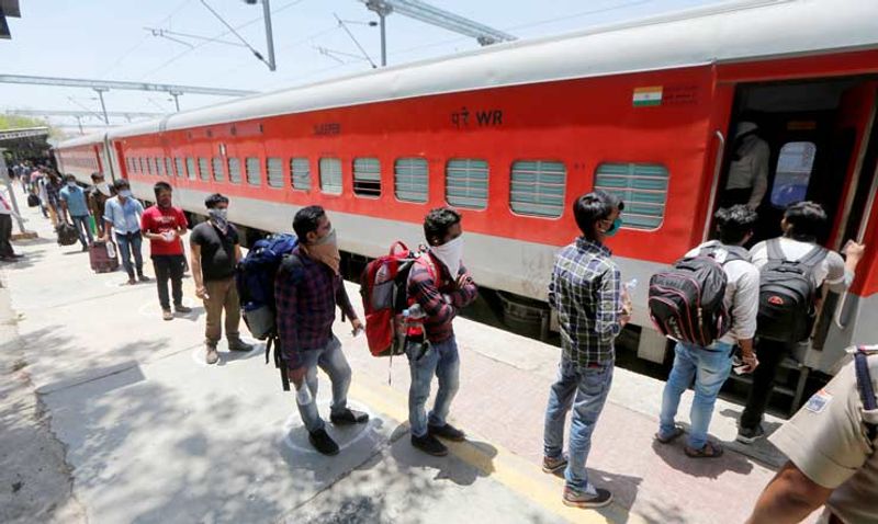 कितना मिलेगा रिफंड
आरआरबी एनटीपीसी परीक्षा देश के सबसे बड़े भर्ती अभियानों में से एक है। जिसमें रेलवे भर्ती बोर्ड (आरआरबी) परीक्षा के विभिन्न स्तरों के माध्यम से नॉन टेक्निकल पॉपुलर कटैगरी (non-technical popular category पोस्ट में रिक्तियों को भरने के लिए कैंडिडेट्स को सिलेक्ट किया जाता है। PwBD, महिला, ट्रांसजेंडर, भूतपूर्व सैनिक कैंडिडेट्स और अनुसूचित जाति, अनुसूचित जनजाति, अल्पसंख्यक समुदायों, आर्थिक रूप से पिछड़े वर्ग के कैंडिडेड्स को परीक्षा शुल्क पूरी तरह से वापस की जाएगी। अन्य कैटगरी के कैंडिडेट्स जिन्होंने आवेदन शुल्क के रूप में 500 का भुगतान किया था उन्हें 400 रुपए वापस कर दिए जाएंगे। आरआरबी ने कहा कि परीक्षा शुल्क के वापसी योग्य फीस को लागू होने वाले बैंक शुल्क में कटौती को काट कर दिया जाएगा। (फाइल फोटो)