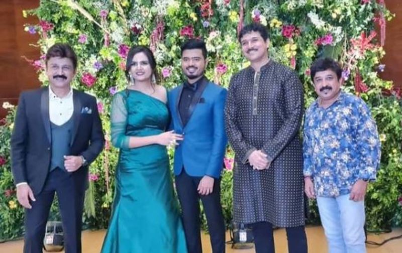 ನಿಹಾರಿಕಾ ಹಸಿರು ಬಣ್ಣದ ಗೌನ್ ಧರಿಸಿದ್ದಾರೆ ಹಾಗೂ ಅಕ್ಷಯ್ ನೀಲಿ ಬಣ್ಣದ ಸೂಟ್ನಲ್ಲಿ ಮಿಂಚಿದ್ದಾರೆ.