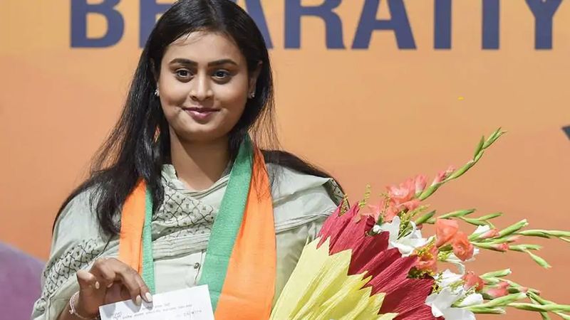श्रेयसी ने कहा कि जब मैं जमुई में शूटिंग रेंज का प्रोजेक्ट लेकर बिहार सरकार के पास जाऊंगी। उम्मीद है कि सरकार हमारा साथ देगी। लेकिन, जब तक शूटिंग रेंज नहीं बनता है तब तक मैं जमुई में रहकर वहां शूटिंग में दिलचस्पी रखने वाले खिलाड़ियों को स्किल ट्रेनिंग, फिजिकल ट्रेनिंग, मेंटल ट्रेनिंग और योगा जैसी चीजें सिखा सकती हूं।
