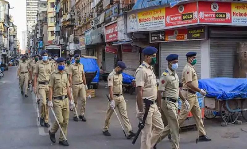 दरअसल. पुराने भोपाल के कबाड़खाना इलाके में एक जमीन पर बाउंड्री निर्माण से जुड़े विवाद को राष्ट्रीय स्वयंसेवक संघ (RSS) ने जीत लिया है। जिस पर संघ फेंसिंग करवा रहा है करीब 30 हजार वर्गफीट जमीन संघ के संभागीय कार्यालय केशव नीडम के पास से लगी हुई है। दूसरे समुदाल के लोगों ने इस जमीन को वक्फ बोर्ड का बताया था। जिसके बाद से यह मामला अदालत में चला गया। अब तनाव की हालत ना पैदा हो इसलिए जिला प्रशसान ने रविवार को तीन थाना क्षेत्रों में कर्फ्यू लगा दिया है।