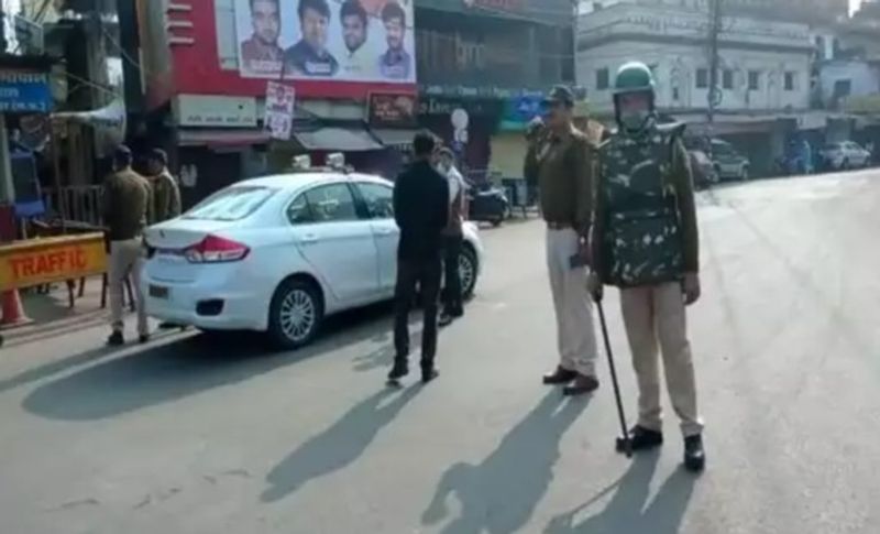 बता दें कि जिला प्रशासन का यह आदेश शैक्षणिक या प्रतियोगी परीक्षाओं में बैठने वाले छात्रों पर भी लागू नहीं होगा। प्रवेश पत्र आईडी कार्ड दिखाने पर उनको अनुमति दे जाएगी। इसके अलावा परीक्षाओं की ड्यूटी में लगे कर्मचारियों को भी छूट दी गई है। उनको अपना आईडी कार्ड और संस्थान का कार्ड दिखाना होगा।