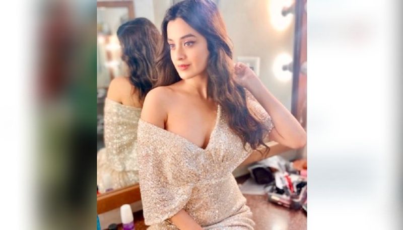 <p>ছোট পোশাক কিংবা ক্লিভেজ ফ্লন্ট করলেই একাধিকবার নোংরা মন্তব্য শুনতে হয় অভিনেত্রীদের। সেরকমই রিল ভিডিওতে ক্লিভেজ শো-অফ করতে গিয়েই নানা কুৎসিত মন্তব্যের শিকার হয়েছিলেন দর্শনা।<br />
</p>