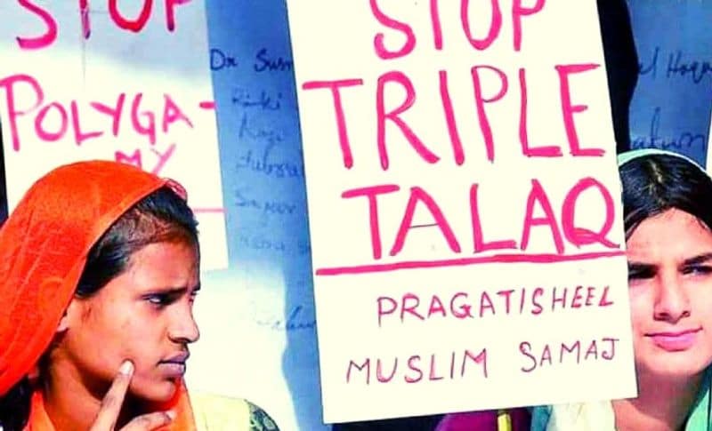 महिला ने रोते हुए मीडिया को बताई दर्दभरी कहानी
पीड़ित महिला ने मीडिया से बात करते हुए अपनी दर्दभरी कहानी बयां की। महिला ने कहा कि उसका निकाह आज से 24 साल पहले हुआ था। शादी के कुछ समय के बाद से ही उनके पति ने उनसे मारपीट करनी शुरू कर दी थी। जिसे मैं सब चुपचाप सहन करती रही, इस बीच 19 दिसंबर, 2020 को उनके पति ने उनके साथ मारपीट की और उनपर अत्याचार किया। इससे दुखी होकर में कुछ दिनों के लिए दिल्ली रहने के लिए चली गई। लेकिन जब लौटकर आई तो उन्होंने घर के अंदर किसी अन्य महिला को देखा। जब पीड़िता ने इस बारे में पूछा तो उसके साथ पहले जमकर मारपीट की फिर गलत व्यवहार करते हुए गाली ग्लौज करने लगा। साथ ही तीन बार तलाक बोलकर उसे घर से बाहर निकाल दिया।