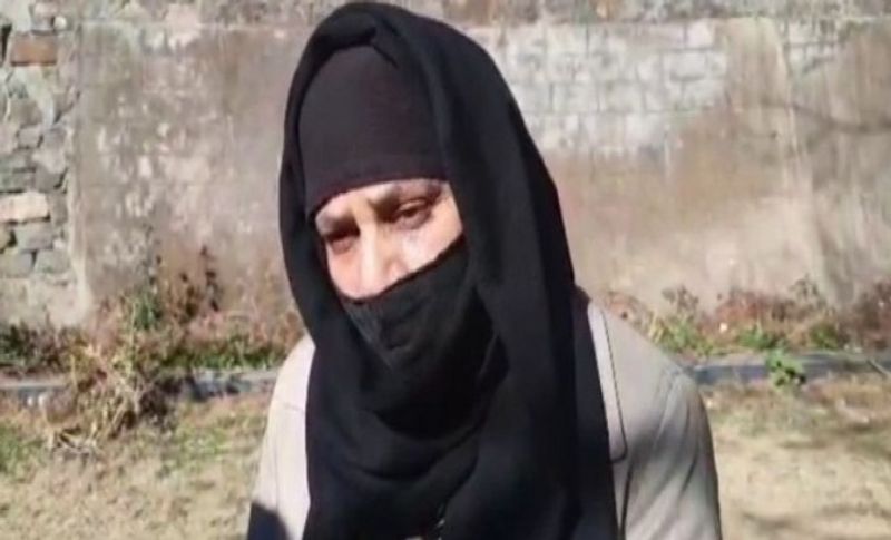 आरोपी पति खुद पेशे से एक वकील है
दरअसल, यह मामला राजधानी शिमला में शनिवार को सामने आया है। जहां शगुफता खान नाम की महिला घर से निकालने के बाद एक मस्जिद में रहने को मजबूर हो गई है। पीड़िता ने अपने पति पर तीन तलाक को लेकर पुलिस में मामला दर्ज करवाया है और इंसाफ की गुहार लगाई है। बता दें कि यहां आरोपी पति खुद पेशे से एक वकील है।